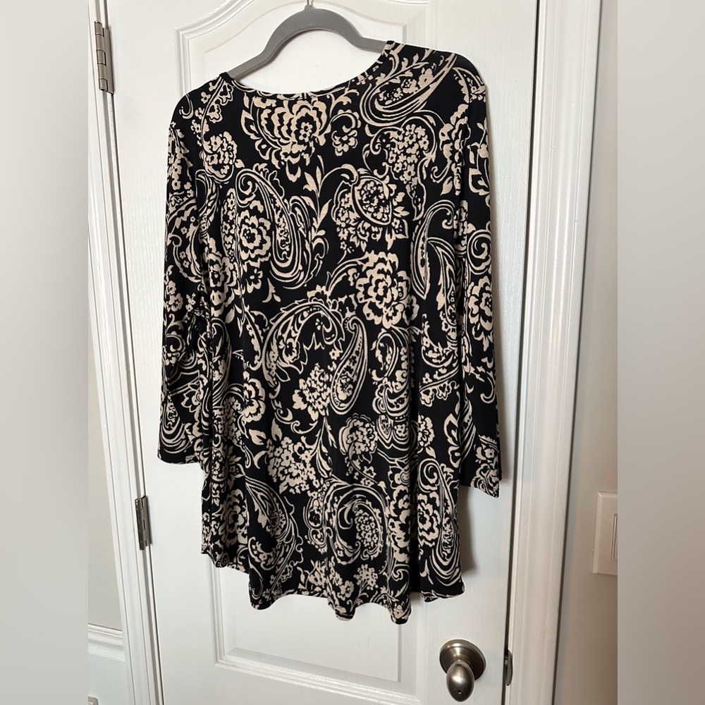 Honeyme Curvy XXL 3/4 sleeve Tunic top with crisscross neckline.